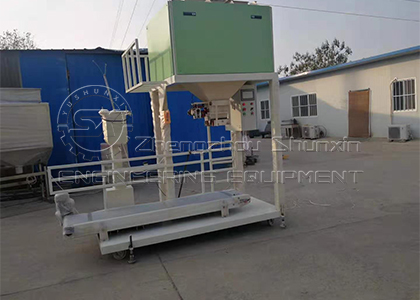 Automatic packing machine for cow manure fertilizer making