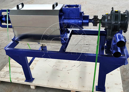 Screw dewatering machine for manure processing