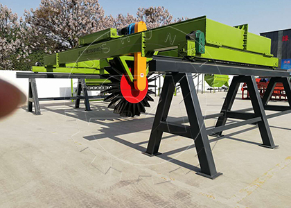 Wheel type turning equipment for cow dung composting