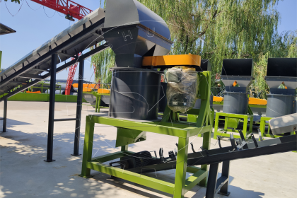 Vertical crushing machine for manure fertilizer making
