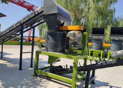 Vertical crushing machine for manure fertilizer making