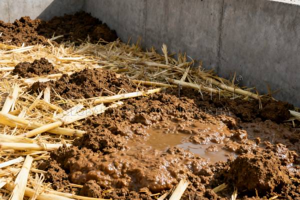 chicken manure moisture reduction by dry materials adding