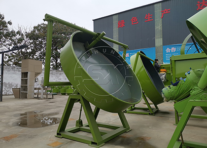 Disc granulating machine for chicken manure processing