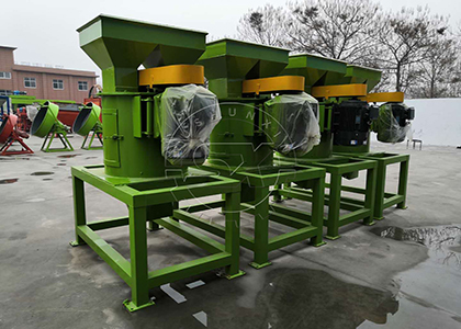 Vertilical crushing machine for organic fertilizer grinding