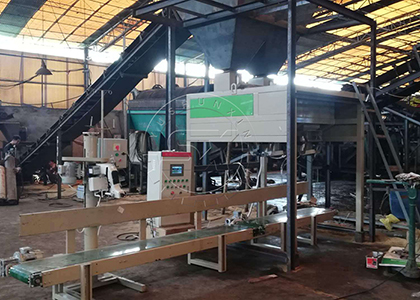 Powder fertilizer packaging machine