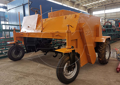 Moving type compost turner for small scale fermentation