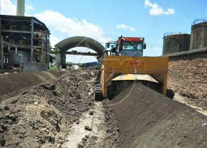 Crawler type compost machine for fermentation on the ground