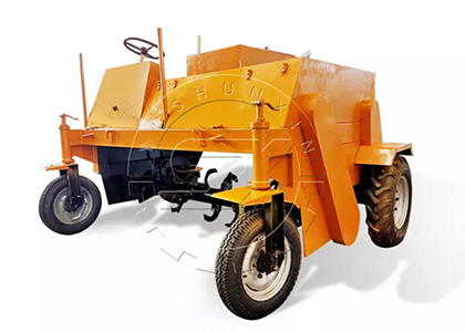 Moving type compost turner for samll scale fertilizer fermentation