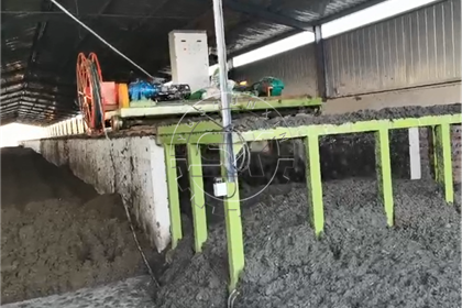 Groove type compost turner for fermentation trench working