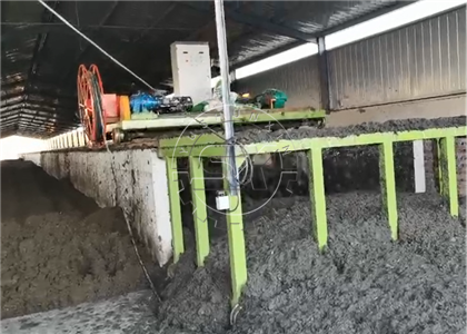 Groove type compost turner for fermentation trench working