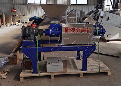 Screw extruding dewatering machine for manure water content reduction