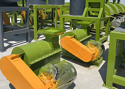 Semi-wet crushing machine for manure powder making