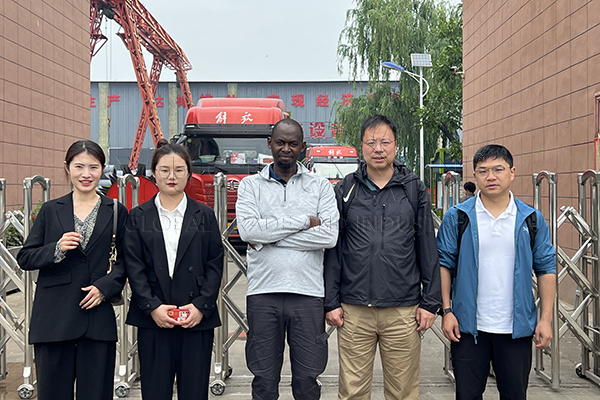 Kenyan investors visit YUSHUNXIN for cow dung compost machine