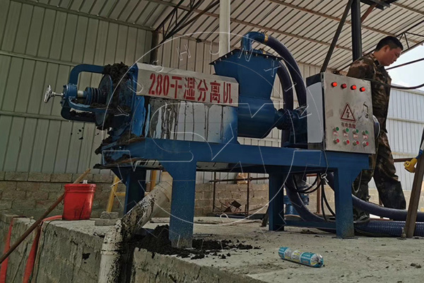 Screw dewatering machine for composting cow dung