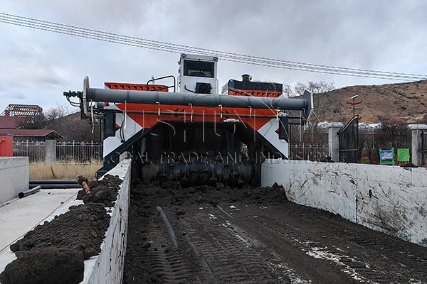 100 TPD hydraulic windrow compost machine working