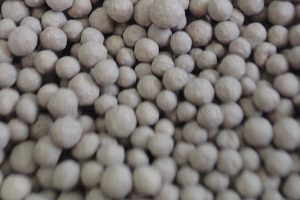 Uniform size fertilizer granules making