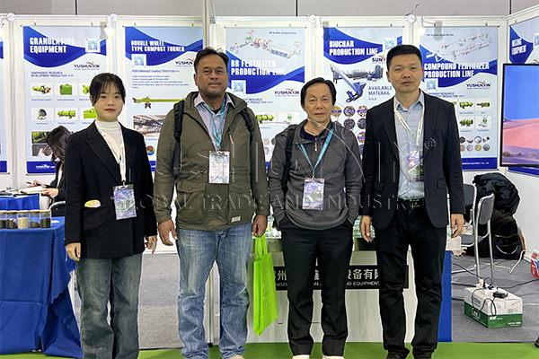 The Indonesian customer disscuss details of fertilizer making plan on exhibation