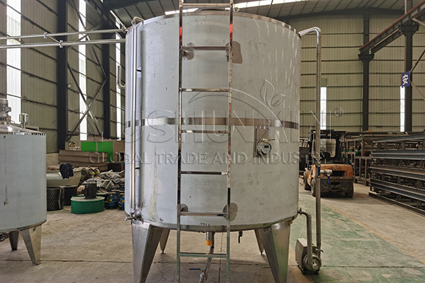 Liquid fertilizer reactor for cow manure slurry disposal