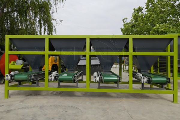 Machine de dosage dynamique d'engrais avec 4 trémies de matériaux