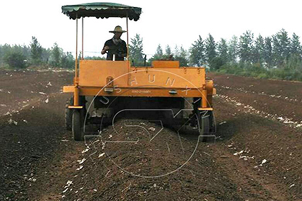 Moving type windrow compost turner working