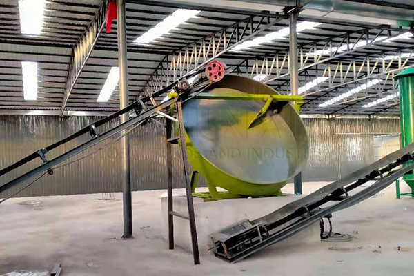 Disc pelletizer for wet organic fertilizer granulation