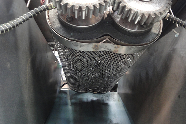 Screen for better roller fertilizer granulation