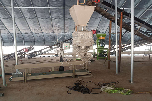 Semi-automatic packaging scale for organic fertilizer powder