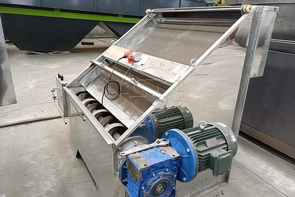 Inclined screen dehydrator for over 70% moisture pig manure disposal