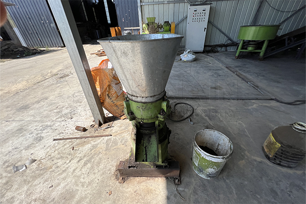 flat die pellet machine working