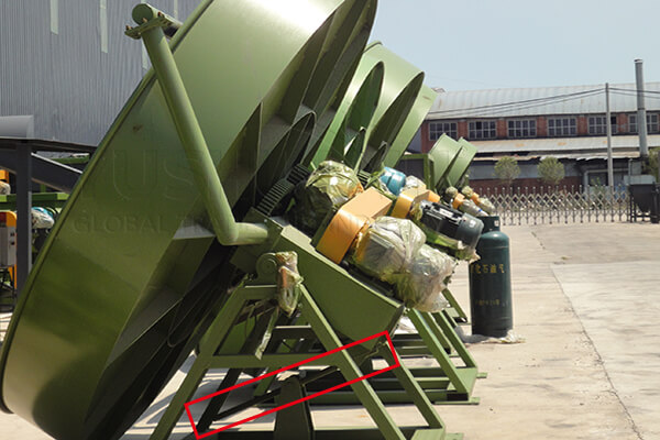 disc angle adjust for fertilizer pellet size changing