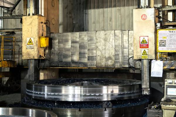 Vertical turret lathe for fertilizer dryer replacement part manufacturing